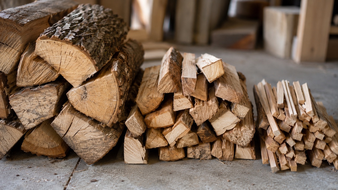 Trois calibres de bois de chauffage sec préparés pour un allumage par le haut