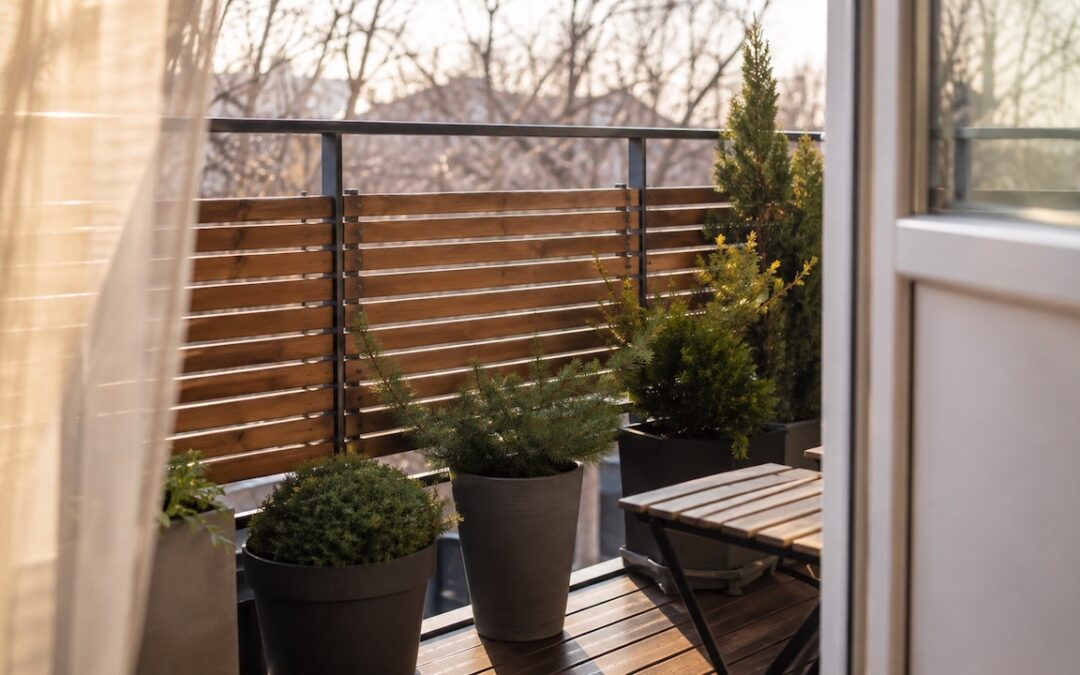 Cacher un balcon : 12 solutions brise-vue et leurs limites